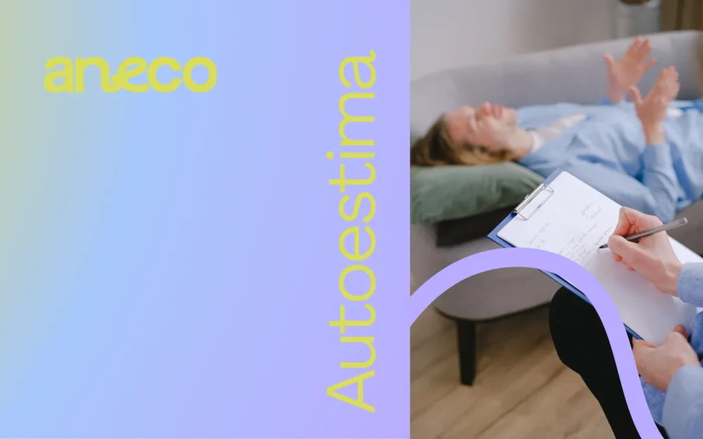 Persona recostada en un sofá mientras otra toma notas en un portapapeles, junto a la palabra «Autoestima»